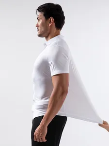 Détail du t-shirt blanc extensible pour muscles montrant l'élasticité du tissu blanc