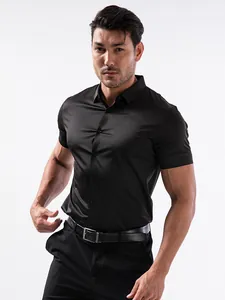 Gros plan d'une chemise noire pour homme à haute élasticité avec une coupe slim.