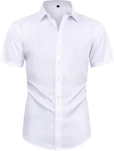 Vista frontal de una camisa blanca de manga corta para hombre con cuello abotonado fino