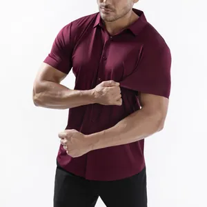 Détail d'une chemise muscle fit bordeaux montrant la haute élasticité du tissu sur le mannequin