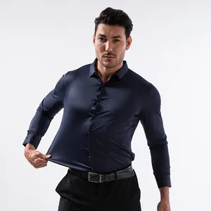 Vue détaillée d'une chemise pour hommes à haute élasticité montrant le tissu extensible