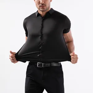 Détail montrant la haute élasticité de la chemise noire sans couture à manches courtes