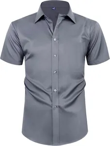 Vista frontal detallada de una camisa gris de manga corta y corte ajustado para hombre
