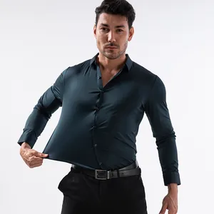 Détail montrant la grande élasticité et la texture douce de cette chemise verte pour hommes.