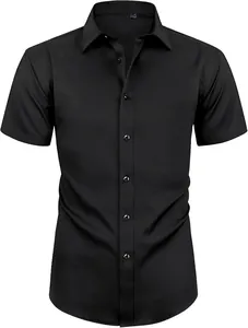 Vista detallada de una camisa negra de manga corta para hombre con un ajuste entallado