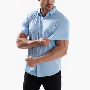Gros plan sur la manche d'une chemise bleue très extensible étirée