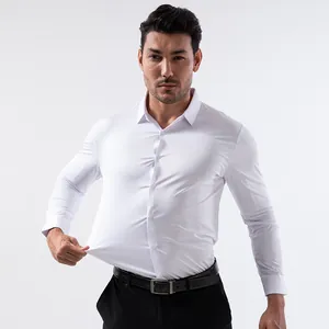 Détail d'une chemise blanche ajustée pour homme montrant le tissu très extensible