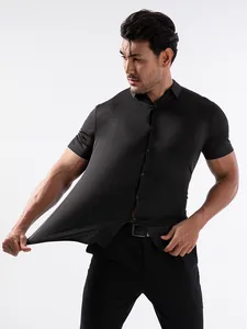 Gros plan d'un homme étirant une chemise noire à manches courtes élastique coupe muscle