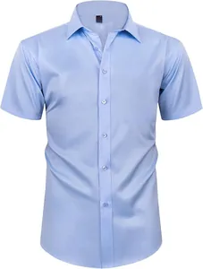 Primer plano de camisa de hombre de manga corta azul claro, corte entallado con botones