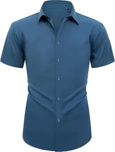 Camisa azul de hombre de manga corta y corte entallado con tejido elástico y material sin plancha