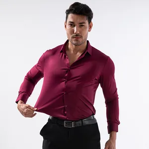 Gros plan d'une chemise bordeaux pour homme très extensible montrant le tissu souple
