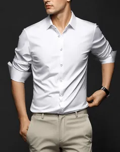 Détail d'une chemise business à manches longues en satin blanc pour homme, soyeuse