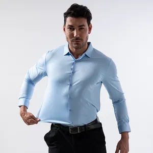 Détail montrant la haute élasticité de la chemise business stretch bleu clair.