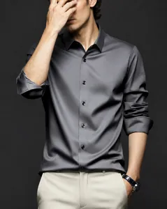 Vue détaillée d'une chemise en satin gris foncé avec une texture lisse et soyeuse