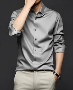Vue détaillée d'une chemise à manches longues en satin de soie gris clair de qualité supérieure