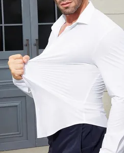 Gros plan d'une chemise blanche extensible pour homme montrant l'élasticité du tissu