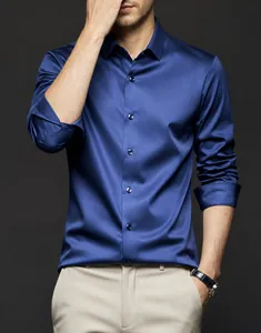 Gros plan d'une chemise à manches longues en satin bleu roi pour hommes