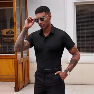 Uomo con camicia nera a maniche corte muscle fit altamente elastica per business