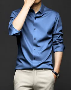 Détail d'une chemise à manches longues en satin bleu clair pour homme d'affaires élégant