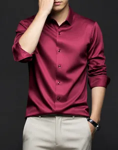 Vue détaillée d'une chemise en satin bordeaux pour hommes montrant la texture lisse