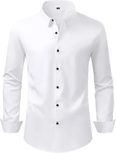 Gros plan d'une chemise habillée blanche sans repassage avec boutons noirs contrastés