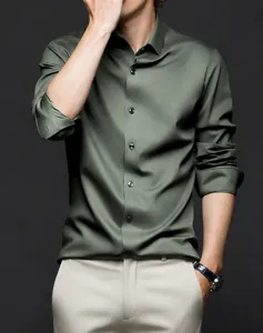 Détail rapproché de la chemise en satin vert armée pour homme au toucher soyeux