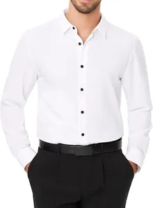 Gros plan d'une chemise blanche extensible pour hommes avec des boutons noirs