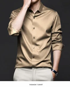 Détail d'une chemise habillée à manches longues en satin kaki pour homme au fini soyeux