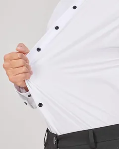 Détail d'une chemise homme blanche extensible montrant l'élasticité du tissu blanc.