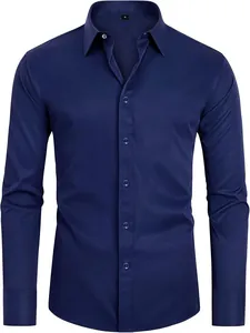 Détail d'une chemise extensible bleu marine coupe ajustée pour homme avec boutons