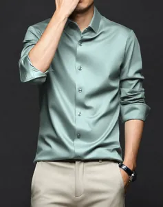 Détail d'une chemise en soie satinée vert clair pour homme montrant sa texture soyeuse