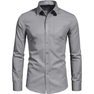 Vista frontal detallada de una camisa elástica gris de manga larga para hombre con bolsillo
