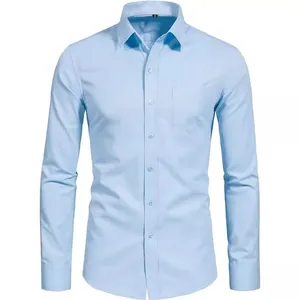 Vista detallada de una camisa de hombre azul claro de manga larga con bolsillo frontal.