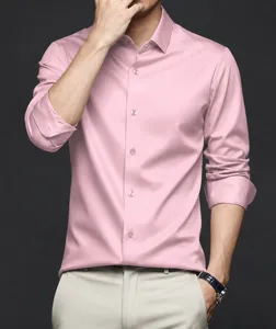 Vue détaillée d'une chemise en satin rose pour hommes soulignant la texture soyeuse du tissu.