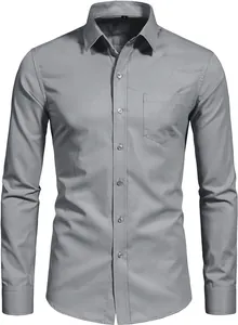 Primer plano de una camisa gris de manga larga para hombre con un bolsillo frontal