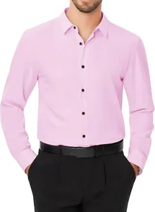 Gros plan d'un homme portant une chemise ajustée rose clair extensible et sans repassage