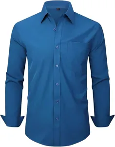 Vista frontal de camisa elástica azul de manga larga para hombre con bolsillo en el pecho