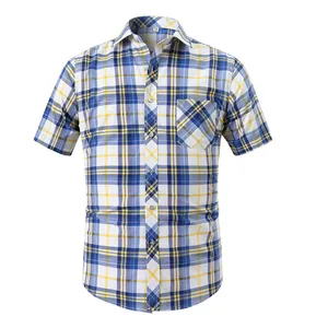 Vue de face d'une chemise décontractée à carreaux bleus et jaunes pour hommes