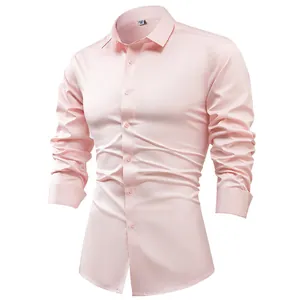 Détail d'une chemise habillée en satin rose à manches longues pour hommes avec col boutonné