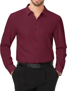 Vue frontale d'une chemise habillée bordeaux à manches longues et stretch pour hommes