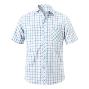 Vue détaillée d'une chemise décontractée à manches courtes pour homme à carreaux bleus.