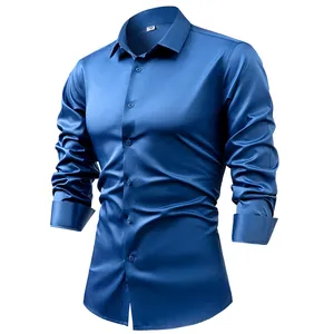 Vue de face d'une chemise en satin bleu pour homme avec fini soyeux sans fer.