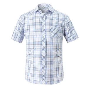 Vue détaillée d'une chemise décontractée à manches courtes à carreaux bleus