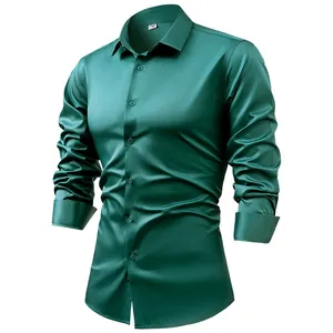 Vue détaillée du tissu en satin vert foncé brillant de cette chemise pour homme.