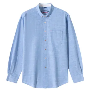 Dettaglio camicia in cotone e lino azzurro con taschino e colletto button-down classico
