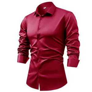Vue détaillée d'une chemise habillée en satin bordeaux pour hommes au fini soyeux