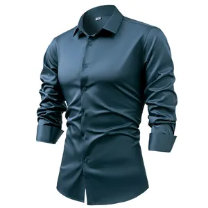 Détail d'une chemise de ville pour hommes en satin bleu pétrole, sans repassage