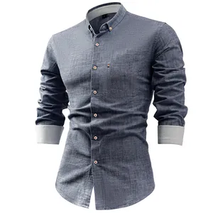 Dettaglio di una camicia da uomo slim fit traspirante in lino a maniche lunghe blu grigio