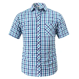 Vue de face d'une chemise décontractée à manches courtes à carreaux bleus et blancs