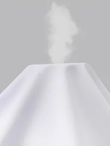 Gros plan sur le tissu d'une chemise blanche extensible avec effet de vapeur respirant
